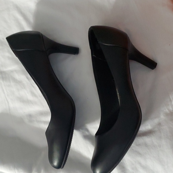 : Size 9 1/2 Time and Tru black Classic ladies  pumps heels - Picture 5 of 11